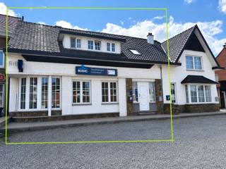 ZEER COMMERCIEEL GELEGEN WONING MET 2 HUISNUMMERS EN APARTE INGANGEN, EEN RUIMTE VOOR KANTOOR/VRIJ BEROEP 35M², 3 SLAAPKAMERS, DUBBEL GLAS EN CENTRALE VERWARMING, MIDDEN IN HET CENTRUM VAN HEERS AAN HET DRUKSTE KRUISPUNT, OP 3A 97CA