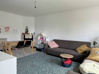 YES! Voor dit pand kan je zélf een afspraak inboeken! Ga naar de advertentie op onze website www.justwonen.be en plan meteen je afspraak in.<br /><br />Geen nieuwe, maar ‘n supernette woning aan een (h)eerlijke huurprijs. En meer moet dat soms niet zijn, toch? De absolute toplocatie krijg je er gewoon bij: nabij de dorpskern van het bruisende Oud-Turnhout, en op wandelafstand van school, sport, openbaar vervoer én natuur. <br /><br />Indeling:<br /><br />Via de inkomhal stappen we de woonkamer in. Grote ramen al gespot? Lekker licht en luchtig, en dat zien we ook in de keuken. En bovendien kijk je vanuit dit raam op de tuin én de achterliggende paardenweides. De enige buurman die dus binnenkijkt is Tony de Pony. Verder werd de keuken basic, maar netjes afgewerkt. <br /><br />Je kan nog extra rommeltjes kwijt in de voorraadkelder om de hoek. <br /><br />Naast de keuken is de badkamer, met een douche, toilet en wastafel. Hier vinden we ook de aansluitingen voor wassen en drogen. Liever niet in de badkamer? No worries, in de (inpandige) garage werd ook een aansluiting voorzien.<br /><br />Boven zijn 3 slaapkamers. “Balzalen” is een betere term eigenlijk, want de kamers zijn gigantisch. Da’s dan weer een voordeel van niet-meer-zo’n-piepjong huis, want dit formaat kom je niet meer tegen bij een nieuwbouwwoning, toch? Verder werden 2 kamers ook voorzien van enkele vaste kasten. <br /><br />Er is tenslotte nog een 4de kamertje. Als slaapkamer net te krap, maar wel een handige bergruimte of bureautje. <br /><br />De tuin werd onderhoudsvriendelijk ingericht, en biedt écht erg veel privacy. Geen last van glurende buren dus. Behalve Tony. De pony, remember? <br /><br />De auto zet je droog in de inpandige garage.