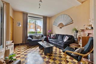 <p>Deze woning bevindt zich langs de Brugse Steenweg in Veurne, op een gunstige locatie vlakbij winkels, scholen, supermarkten en het station van Veurne.</p>
<p><strong>Indeling: </strong></p>
<p>Bij het binnenkomen kom je terecht in de inkomhal met traphal. Aansluitend bevindt zich de lichtrijke leefruimte met eetplaats. Achteraan vind je de keuken, uitgerust met een oven, kookfornuis, enkele spoelbak en dampkap. Naast de keuken ligt een veranda die uitkijkt op de koer en de tuin. Op het gelijkvloers is er bovendien een apart toilet en ene praktische berging onder de trap.</p>
<p> </p>
<p>De eerste verdieping omvat twee slaapkamers en een badkamer met ligbad en enkele wastafel. Via de tweede slaapkamer bereik je de tweede verdieping, waar zich een derde slaapkamer en een bijkomende bergruimte bevinden.</p>
<p>Buiten kun je genieten van een gezellige koer en een onderhoudsvriendelijke tuin.</p>
<p><strong>Troeven:</strong></p>
<ul><li>Energiezuinig: EPC C</li><li>3 slaapkamers</li><li>Diverse renovatiewerken in 2025</li></ul>
<p><strong>De woning onderging in 2025 diverse kwalitatieve renovatiewerken. </strong><br /> </p>
<p>Interesse in deze woning? Neem gerust contact met ons op via 058 31 58 58.</p>