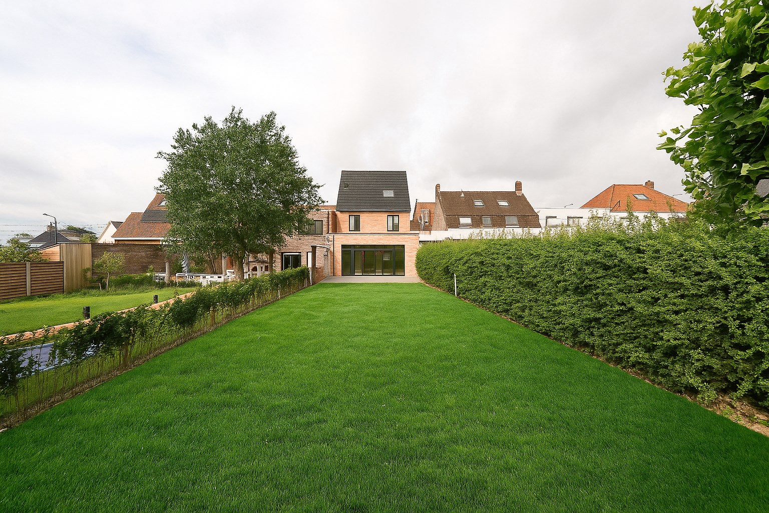 ZEER RUIME GEZINSWONING PASTORIJSTIJL (6% BTW) MET 4 SLPKS!!! - foto 1