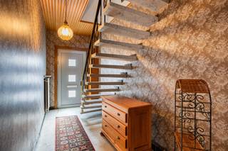 Deze woning is gelegen in een rustige straat en bestaat op het gelijkvloers uit een inkomhal, een lichtrijke leefruimte met aansluitend de veranda, keuken, toilet, ruime berging, koer/terras en een garage. Achteraan heeft u een prachtig zicht over achtergelegen weilanden. Op de verdieping is er een nachthal, badkamer ( ligbad, dubbele wastafel en toilet) en twee ruime slaapkamers. De zolderverdieping is bereikbaar via vaste trap en biedt mogelijkheid tot het maken van extra kamers. Centrale verwarming op aardgas ( nieuwe ketel!). Perfecte ligging aan de stadsrand, in de nabijheid van winkels/aansluiting E40 en openbaar vervoer!