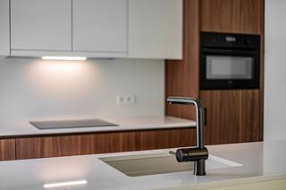 Ontdek dit luxueuze penthouse-appartement in Residentie Vijverzicht, gelegen in een rustige, groene woonwijk op wandelafstand van het centrum...