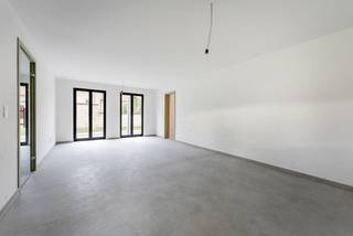 In het historisch stadscentrum van Brugge verrijst binnenkort het kleinschalig nieuwbouwproject Weylerhof. De locatie van het project is zeer goed, zo ben je in een mum van tijd op de ring van Brugge en is ook het commerciële centrum van Brugge te bereiken op wandelafstand. Ondanks de centrale ligging van Weylerhof is het zeer rustig gelegen en wordt het project omringd door heel wat groen en historische gebouwen.

De residentie omvat 11 appartementen met een mix van één-, twee- en drieslaapkamerappartementen. De bouwheer voorziet grote bewoonbare oppervlaktes en royale terrassen. Deze mooie ruimtes bieden een antwoord op het hedendaags comfort en de woonnoden. Zo werd er veel aandacht besteed aan de indeling, afwerking en oriëntatie van de appartementen. Alle terrassen hebben een zuid - of een westoriëntatie waardoor er maximale lichtinval is in de appartementen. Op vlak van afwerking zijn er mooie budgetten voorzien voor vloeren, keuken, sanitair, etc... Alle appartementen worden standaard verwarmd met vloerverwarming. Naast de 11 appartementen zijn er ook privatieve bergingen op het gelijkvloers en garageboxen op de kelderverdieping.

Ben je op zoek naar een nieuwe permanente woonst of investering pal in het centrum van Brugge? Contacteer ons voor meer info via 050 70 81 74 of op hello@keyimmo.be