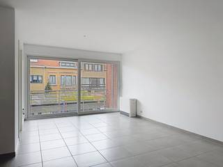 Dit recent 1-slaapkamer appartement in Oostende is te huur. Geniet van een ruime leefruimte, open keuken en zonnig terras.Dit instapklare appartement in Oostende is ideaal om te huren. De indeling is als volgt:- Een inkomhal met apart toilet- Een lichtrijke leefruimte met een open keuken, volledig uitgerust met toestellen- Een zonnig terras dat grenst aan de leefruimte-Eén slaapkamer-Een badkamer met ligbad, douchefunctie en lavabo-Een berging met aansluiting voor een wasmachine- FietsenbergingProvisie syndicus: €50,-De bereikbaarheid van dit appartement is uitstekend, met winkels, scholen en openbaar vervoer in de directe omgeving. Deze verhuur omvat een afgesloten garagebox en een gemeenschappelijke fietsenberging.Ben je geïnteresseerd in dit pand te huur in Oostende? Ga naar de website www.dewaele.com, klik op het pand dat je wenst te huren. Via de rode knop "vraag je bezoek aan" vragen we u kort een profiel in te vullen. Daarna nemen we contact op voor een bezoek. Telefonisch kunnen er geen afspraken gemaakt worden.Bezoek aanvragen