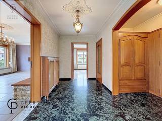 Deze landelijke villa in Neerwinden, een deelgemeente van Landen, is een echt toppertje.De woning biedt niet alleen veel ruimte buiten, maar ook...