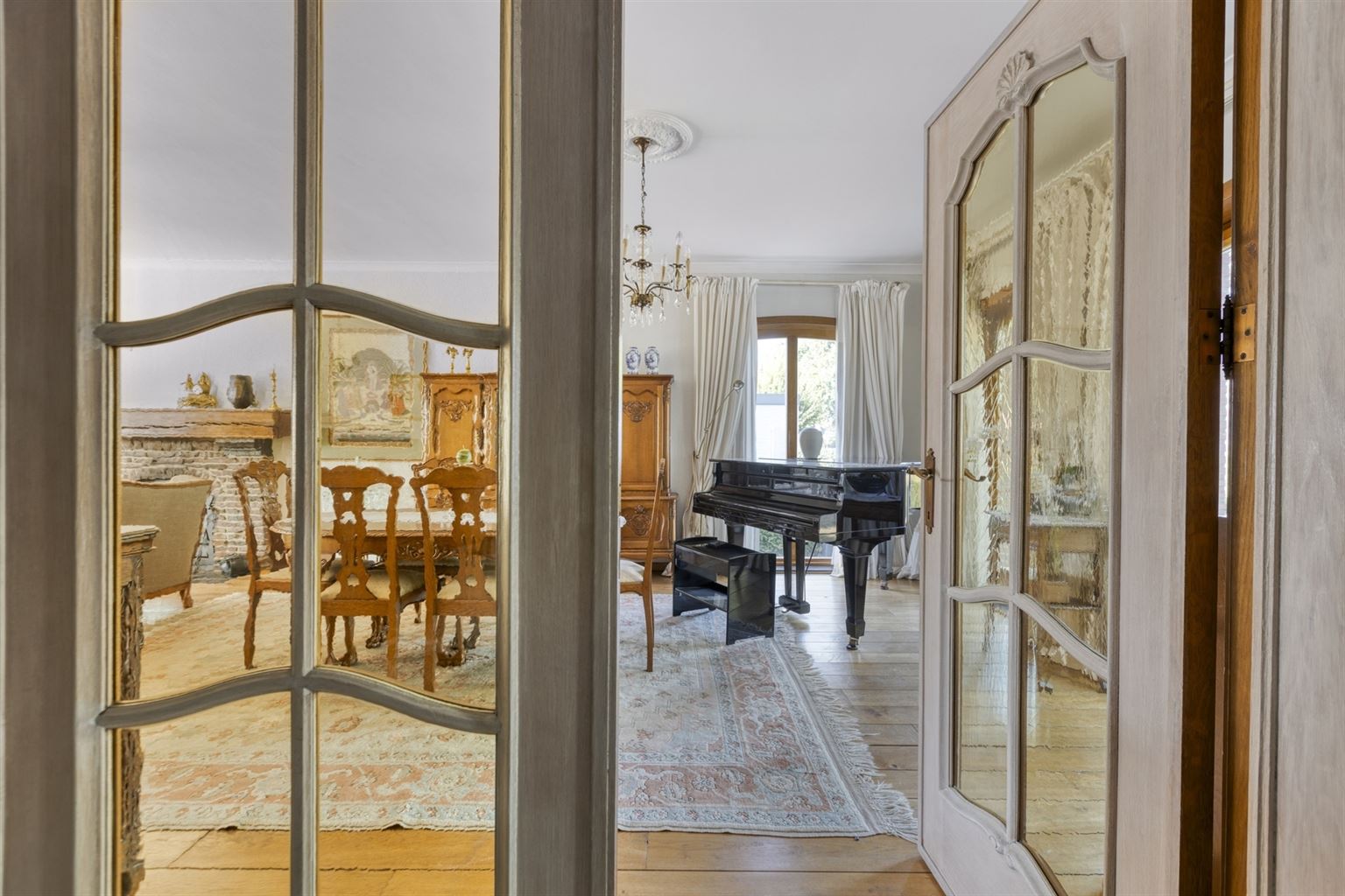 Karaktervolle, vrijstaande woning met 4 slaapkamers, veranda, dubbele garage, volledig onderkelderd op een perceel van 17a48ca, centraal gelegen bij het centrum. - foto 5