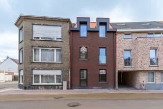 <p>Dit moderne triplex appartement heeft een speelse indeling en een ruime opzet. Het appartement is instapklaar en voorzien van alle comfort.</p>
<p>Via een hardstenen trap bereikt u het appartement. U komt binnen in de hal, waar een praktische ingebouwde garderobekast is voorzien en een apart toilet aanwezig is.</p>
<p>Via de stijlvolle stalen deur komt u binnen in een ruimte die perfect kan dienen als eetkamer. Deze ruimte is voorzien van een aansluiting voor televisie. Vanuit de eetkamer loopt u door naar de keuken. De keuken beschikt over een tegelvloer, veel opbergruimte en kwalitatieve toestellen, waaronder een Siemens vaatwasser, een combi-oven, een inductiekookplaat van Novi en een koelkast met vriesvak. Aansluitend vindt u een praktische berging met aansluiting voor wasmachine en droogkast.</p>
<p>De woonkamer bevindt zich ook op deze verdieping en is bereikbaar via de keuken. Dankzij een grote schuifpui heeft u toegang tot het aangename dakterras, waar u in alle rust kan genieten van de buitenruimte.</p>
<p>Via de trap bereikt u de tweede verdieping. Hier zijn twee slaapkamers, beide afgewerkt met een laminaatvloer en voorzien van airconditioning. Bovendien zijn in beide kamers aansluitingen voor internet en televisie aanwezig. De badkamer is uitgerust met zowel een ligbad, een inloopdouche als een dubbele wastafel. Daarnaast is er een apart toilet voorzien.</p>
<p>Een vaste trap leidt naar de bovenste verdieping, waar zich nog een extra kamer bevindt. Deze ruimte is ook voorzien van airconditioning en aansluitingen voor internet en televisie en kan perfect dienen als derde slaapkamer, bureau of hobbyruimte.</p>
<p>Het appartement is aangesloten op zonnepanelen en beschikt over een energiezuinige warmtepomp. Verder is er een individuele berging op het parkeerterrein, een gemeenschappelijke fietsenstalling en een aparte ruimte voor afvalcontainers. Per appartement is een parkeerplaats voorzien, waarvan sommige uitgerust zijn met een laadpaal.<br /><br />De servicekosten bedragen 25 euro per maand.<br /><br />Heeft u interesse? Neem contact met ons op voor meer informatie of om een bezoek in te plannen.</p>