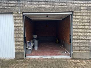 Op een centrale en vlot bereikbare locatie in Merksem bieden wij een gesloten garagebox te huur aan. De garage is geschikt voor het stallen van...