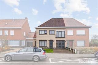 In een rustige woonstraat in Beveren-Leie bevindt zich deze ruime woning op een perceel van 676 m². De buurt is residentieel en aangenaam, met...