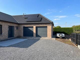 Op zoek naar een ruime, vrijstaande woning met een tuin, veel privacy en tal van mogelijkheden? Dan is deze alleenstaande woning in Putte zeker een bezoek waard.
De woning is gelegen, rechtover het natuurgebied de Jutse Plassen, op een mooi perceel van maar liefst 1.348 m² en beschikt over 3 slaapkamers.
Deze woning heeft een inpandige dubbele garage, ideaal voor 2 wagens, fietsen en extra opslagruimte.
TROEVEN
* alleenstaande woning
* ruime oprit met parkeerplaatsen
* perceel van 1.348 m²
* 3 slaapkamers waarvan masterslaapkamer met dressing
* volledig geïnstalleerde keuken met groot eiland en AEG toestellen
* grote zolder
* dubbele garage met geautomatiseerde poorten
* EPC-label B (De EPC-score is aanzienlijk verbeterd dankzij onderstaande recente energetische renovaties)
* Zonnepanelen aanwezig (West 3800Wp - Zuid 2520Wp)
* Airco in leefruimte en airco in masterslaapkamer
* Pelletkachel in living
* mogelijkheid tot verwarmen van de woning met Vaillant HR+ketel of pellet CV.
* warmwaterboiler
* Ruime aangelegde tuin met veel privacy en tuinhuis met overkapping
* carport voor camper of caravan naast de woning
* automatische toegangspoort
* aluminium ramen met rolluiken somfy en vliegenramen.
* 2x geautomatiseerde zonnewering somfy achterkant ramen
Interesse? Neem gerust contact op voor meer informatie of om een bezoek in te plannen.
