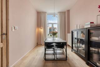 Bent u op zoek naar een charmante, instapklare thuis? Deze prachtig burgerwoning te koop in Gent combineert authentieke gezelligheid naadloos met modern wooncomfort.<br /><br />De woning bevindt zich op een uitstekende locatie, vlak bij het hippe Dok Noord. De buurt kent een sterke opwaardering en biedt een zeer vlotte bereikbaarheid. U wandelt zo naar het groene Kapitein Zeppospark, en met de fiets bereikt u in een mum van tijd het historische stadscentrum.<br /><br />Binnen wordt u verwelkomd in de inkomhal met authentieke trap. De gezellige leefruimte ademt sfeer dankzij de originele schouw. De aansluitende, ruime eetplaats biedt directe toegang tot de heerlijk zonnige stadstuin. Achteraan ligt de volledig uitgeruste keuken met een praktische wasplaats, gastentoilet en kelder.<br /><br />Op de eerste verdieping bevindt zich een riante master bedroom met maatwerkkasten en een luxueuze en-suite badkamer (voorzien van ligbad, inloopdouche, dubbele wastafel en toilet). De tweede verdieping telt twee lichte, volwaardige slaapkamers. De bovenste etage is een royale open ruimte, perfect in te richten als vierde slaapkamer, hobbyruimte of rustig thuiskantoor.<br /><br />Dankzij de kwalitatieve renovatie in 2019, inclusief geïsoleerde achtergevels en zonnepanelen, geniet u van een uiterst energiezuinige woning. Een ideale kans voor wie karakter en stadsleven wil combineren!<br /><br />Bestuursmaatregelen in het maatregelenregister: nee