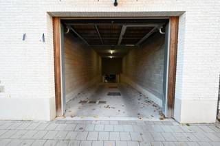Ondergrondse staanplaats te huur in het centrum van Rumbeke. De parkeerplaats is te bereiken via een automatische poort. 