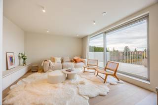 Dit luxueus afgewerkt appartement maakt deel uit van het nieuwbouwproject AQUILO in het klassevolle Sint-Idesbald. <br /><br />Het energiezuinige karakter wordt bepaald door individuele zonnepanelen per appartement, doorgedreven isolatie en warmtepomp alsook balansventilatie systeem D. De ruime oppervlaktes benadrukken het luxueuze cachet van de appartementen.<br />Ontdek een exclusieve kans om te wonen in het hart van Sint-Idesbald, waar modern comfort en een stijlvolle levensstijl samenkomen. <br /><br />Het appartement is gelegen op de tweede verdieping en werd op plan ingedeeld als volgt:<br />Inkom met toilet en berging, lichtrijke leefruimte met open keuken, 2 slaapkamers, 1 badkamer, terras en ruime zolderberging.<br /><br />Verplicht aan te kopen parkeergelegenheid en kelderberging niet in de prijs inbegrepen. <br /><br />Oppervlakte appartement: 125,55 m²<br />Oppervlakte terras: 23,90 m²<br />Oppervlakte zolderberging: 22,52 m²<br /><br />Wenst u meer informatie of een afspraak aan het ingericht modelappartement? Contacteer ons vrijblijvend via 058 62 27 51 of jhonny@vlaemynck.be