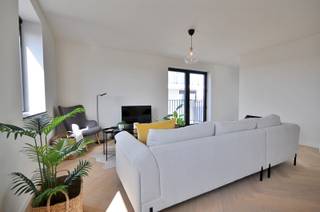 Welkom in dit uitzonderlijke appartement met een ongeëvenaard <strong>panoramisch uitzicht </strong>over de Grote Markt van Ronse – een zeldzame combinatie van luxe, ruimte en locatie die een waar penthousegevoel creëert.<br /><br />Gelegen op de vierde verdieping van de recente residentie Obelisk, ervaart u hier een unieke vorm van wonen waar licht, elegantie en verfijning centraal staan. Het <strong>prachtige terras van 42 m²</strong>, waar u geniet van een adembenemend vergezicht over de glooiende Vlaamse Ardennen en de Grote Markt van Ronse.<br /><br /><strong>Indeling: </strong>De stijlvolle inkomhal verwelkomt u in een indrukwekkende leefruimte, die naadloos aansluit bij de geïntegreerde keuken. Verder beschikt het appartement over een praktische berging, een gastentoilet, twee badkamers en maar liefst <strong>4 slaapkamers</strong> die rust en privacy garanderen. <br /><br /><strong>Troeven:</strong>
<ul>
	<li>Vier ruime slaapkamers met optimaal comfort</li>
	<li>Bewoonbare oppervlakte van ca. 155 m²</li>
	<li>Absolute topligging op de Grote Markt van Ronse</li>
	<li>Riant zonneterras van 42 m² met panoramisch uitzicht</li>
	<li>Mogelijkheid tot aankoop van een ondergrondse parkeerplaats</li>
</ul>
Dit appartement is meer dan een woonst – het is een levensstijl, waar luxe en rust elkaar ontmoeten in een unieke setting.<br />Interesse? Contacteer Kyamo De Smet via 0479 06 13 71