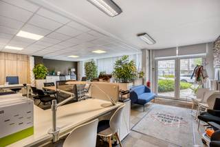 Dit ruim kantoor op toplocatie beschikt over een oppervlakte van 265 m², een achterliggende, aanpalende garage, 2 ondergrondse garageboxen en...