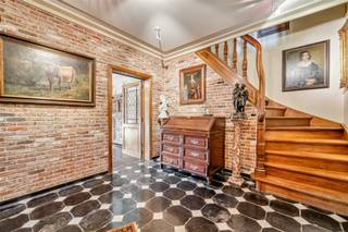 <p><span>In deze unieke villa, gebouwd in 1990, komen rust, ruimte en karakter perfect samen. De woning ligt op een riant perceel van maar liefst </span><span>6.142 m²</span><span>, waardoor je volop privacy hebt en kunt genieten van de prachtige, groene omgeving. </span></p><p><span>Met een bewoonbare oppervlakte van </span><span>270 m²</span><span> is er aan ruimte geen gebrek. De villa beschikt over een ruime inkomhal met vestiaire en een apart toilet, die leidt naar een sfeervolle leefruimte. Hier vind je een gezellige zit- en eetplaats, ideaal voor zowel dagelijkse maaltijden als etentjes met vrienden en familie. De zeer ruime, geïnstalleerde keuken is een droom voor elke thuiskok, compleet met een gezellige veranda die uitkijkt op de weelderige tuin. </span></p><p><span>De woning biedt momenteel drie ruime slaapkamers, maar er is de mogelijkheid om een vierde slaapkamer te creëren. Daarnaast zijn er twee badkamers en een zolder die tal van mogelijkheden biedt, van extra opslagruimte tot een hobbykamer. </span></p><p><span>Praktische voorzieningen maken het plaatje compleet: een handige wasplaats, een wijnkelder voor de liefhebbers en twee dubbele garages. Bovendien zorgen de </span><span>18 zonnepanelen</span><span> voor een duurzame en energiezuinige woning. </span></p><p><span>Dit is de perfecte plek voor wie op zoek is naar een prachtige villa met veel ruimte en een authentieke sfeer, en dat alles op een fantastische locatie. </span></p><p><span> </span></p><p><span>Voor meer informatie en/of een bezoek, contacteert u Didier van Immo Zone op het nummer 0476/ 73. 17. 99.</span></p><p><span> </span></p>