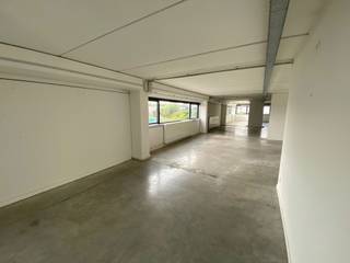 - KANTOOR/SHOWROOM<br />- MAGZIJN/OPSLAGPLAATS<br />- STRATEGISCHE LIGGING<br />- ONMIDDELIJK BESCHIKBAAR<br />- PARKEERPLAATSEN BESCHIKBAAR