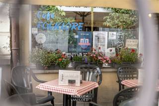 <p><span>Handelspand in hartje Gent<br /></span><span>In de Lange Steenstraat aan de rand van het Patershol en op een boogscheut van het Gravensteen, wacht een unieke handelskans: momenteel Café Folklore. <br />Al decennialang een iconisch café, een vaste halte tijdens toeristische rondleidingen en een begrip voor Gentenaars en bezoekers.<br />Ideaal gelegen voor de realisatie van uw handelsdroom!<br /><br />Troef: vrij van brouwer<br /><br /></span><span>Horecagedeelte: Café Folklore ademt authenticiteit <br /></span><span>Een massieve eiken toog, tafeltjes met een rood sigarettenproof blad, muren vol tegelwijsheden en vintage reclameborden: dit is één van de laatste échte bruine volkscafés van Gent.<br />Dankzij de vrijheid van brouwerij geniet je maximale autonomie in je uitbating een zeldzame troef in de sector. <br />Het horecagedeelte met terras, keukentje en toiletten biedt een warme basis voor wie het Gentse caféleven wil verderzetten of een eigen creatief horecaconcept wil uitrollen.<br /><br />Woongedeelte: boven het café bevindt zich een woongedeelte met drie slaapkamers, een leefruimte met open haard, badkamer met bad en een gezellig terrasje. <br />Een charmante thuis middenin de stad, waar wonen en ondernemen hand in hand gaan.<br /><br /></span><span>Erkend B&B in achterliggend gebouw<br /></span><span>Extra meerwaarde biedt de gastenkamer met eigen slaapkamer en kitchenette.<br /><br /></span><span>Historiek & beleving<br /></span><span>Het gebouw uit 1667 is doordrenkt van verhalen. <br />Cafébaas Jacques gaf er de afgelopen 40 jaar een eigen stempel aan: jukeboxmuziek, manillenclubs, gekookte eieren, droge worsten en kroakemandels.<br />Folklore is meer dan een café, het is een levend stukje stadsgeschiedenis.<br /><br /><br /></span></p>