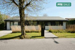 Ontdek dit huis tijdens de Pre-sale donderdag 07/05 van 17u tot 18u30, maak nu jouw afspraak! Dit gelijkvloerse huis is tot in de puntjes...