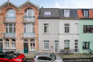 Maison confortable à vendre dans une rue calme du Brugse Poort. À 10 minutes en vélo du centre de Gand, près du Bourgoyen et de divers magasins...