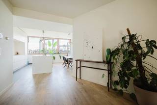 EMPLACEMENT<br /><br />Cet appartement de 3 chambres, prêt à emménager, bénéficie d'un emplacement de choix, à deux pas du centre de Gand.<br />Il est situé au premier étage de l'immeuble KRONO, qui fait partie du nouveau quartier « Tondeliersite ».<br />C'est un quartier qui répond à tous les besoins : le centre de Gand, les transports en commun, les écoles, divers commerces, l'hôpital AZ St Lucas et Dok-Noord sont accessibles à vélo ou à pied. <br /><br />AGENCEMENT<br /><br />Cet appartement (150 m²) dispose de 3 chambres et d’une terrasse de 62 m², répartie sur 3 terrasses.<br />Depuis le hall d'entrée avec toilettes, vous accédez au salon lumineux ; la cuisine entièrement équipée avec des appareils Miele et Liebherr offre une vue sur les gazomètres historiques et donne sur une terrasse où vous profiterez du soleil du matin. Les grandes baies vitrées laissent entrer une lumière abondante et offrent une vue imprenable.<br />L'appartement comprend également 3 chambres, des toilettes séparées, une salle de bains spacieuse avec baignoire et double lavabo, une salle d'eau avec lavabo et une buanderie.<br /><br />Au sous-sol, vous trouverez 4 emplacements à vélos privés, un débarras et une place de parking dont l'achat est obligatoire au prix de 35 000 euros.<br /><br />L'appartement bénéficie d'un certificat PEB avantageux (34 kWh/m²/an), notamment grâce au chauffage par réseau de chaleur.<br /><br />ATTOUTS<br />- EMPLACEMENT<br />- PRÊT À EMménager<br />- APPARTEMENT SPACIEUX + GRANDES TERRASSES<br />- PEB A<br /><br />Contactez Arthur pour plus d'informations au 0473 90 90 94