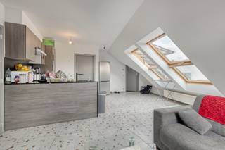 <p>immo DAVID stelt dit instapklare dakappartement met 2 slaapkamers voor, gelegen in een verzorgd en kleinschalig gebouw van 2005. Dankzij de ligging op de bovenste verdieping geniet u hier van een aangenaam gevoel van ruimte, veel natuurlijk licht en het extra comfort van geen bovenburen.</p>
<p>De lichtrijke leefruimte vormt het hart van het appartement en sluit naadloos aan op de open keuken, wat zorgt voor een gezellige en open woonbeleving. Aansluitend aan de keuken bevindt zich een praktische wasberging die extra opbergruimte biedt. Via de nachthal bereikt u de twee slaapkamers van respectievelijk 13 m² en 9 m², evenals de verzorgde badkamer.</p>
<p>Het appartement is uitgerust met een videofoon en het gebouw beschikt over een lift, wat bijdraagt aan het dagelijks wooncomfort.</p>
<p>Bovendien bevindt het appartement zich op een uitstekende locatie, nabij het centrum van Asse, het ziekenhuis, winkels, scholen, horecazaken en het treinstation. Ook de Ring rond Brussel, Brussel zelf en de fietssnelweg zijn vlot bereikbaar, wat zorgt voor een optimale verbinding en mobiliteit.</p>
<p>Bent u op zoek naar een instapklaar appartement met een ruimtelijk gevoel, veel licht en een centrale ligging? Dan is dit pand zeker een bezoek waard.</p>