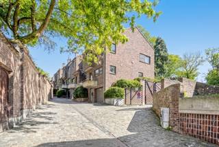 Midden in het historisch centrum van Leuven, grenzend aan het Rambergpark en vlakbij de prachtige Sint-Damiaankerk en het Damiaanplein, zijn...