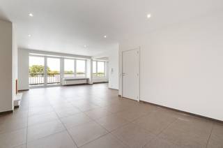 <p><strong>Ruim en instapklaar appartement met mooi uitzicht in hartje Eeklo</strong></p>
<p>Op zoek naar een ruim, modern en volledig instapklaar appartement in het centrum van Eeklo? Dan is dit appartement met een <strong>bewoonbare oppervlakte van maar liefst 126 m²</strong> zeker het ontdekken waard!</p>
<p>Het appartement werd <strong>vernieuwd</strong> en is dankzij de verzorgde afwerking en aangename indeling <strong>volledig instapklaar</strong>. De ruime leefruimte vormt samen met de <strong>open keuken</strong> een mooie, lichtrijke woonomgeving waar gezelligheid en comfort centraal staan. Vanuit de living geniet u bovendien van een <strong>mooi uitzicht</strong>.</p>
<p>Er zijn <strong>2 ruime slaapkamers</strong>, ideaal voor wie comfortabel wil wonen en nood heeft aan voldoende ruimte. Daarnaast beschikt het appartement over een <strong>klein terras aan de achterzijde van het gebouw</strong>, een aangename plek om even buiten te zitten.</p>
<p>Ook praktisch is aan alles gedacht: er is een <strong>fietsenstalling</strong> aanwezig en dankzij de ligging in het centrum bevinden winkels, horeca, scholen, openbaar vervoer en andere voorzieningen zich vlakbij.</p>
<p> </p>
<p>Een <strong>ruim, vernieuwd en instapklaar appartement</strong> met een mooie woonoppervlakte en een uitstekende ligging. Ideaal voor wie comfortabel wil wonen zonder grote werken, en dit alles <strong>in het centrum van Eeklo</strong>.</p>
<p><strong>Een bezoek is absoluut de moeite waard!</strong></p>