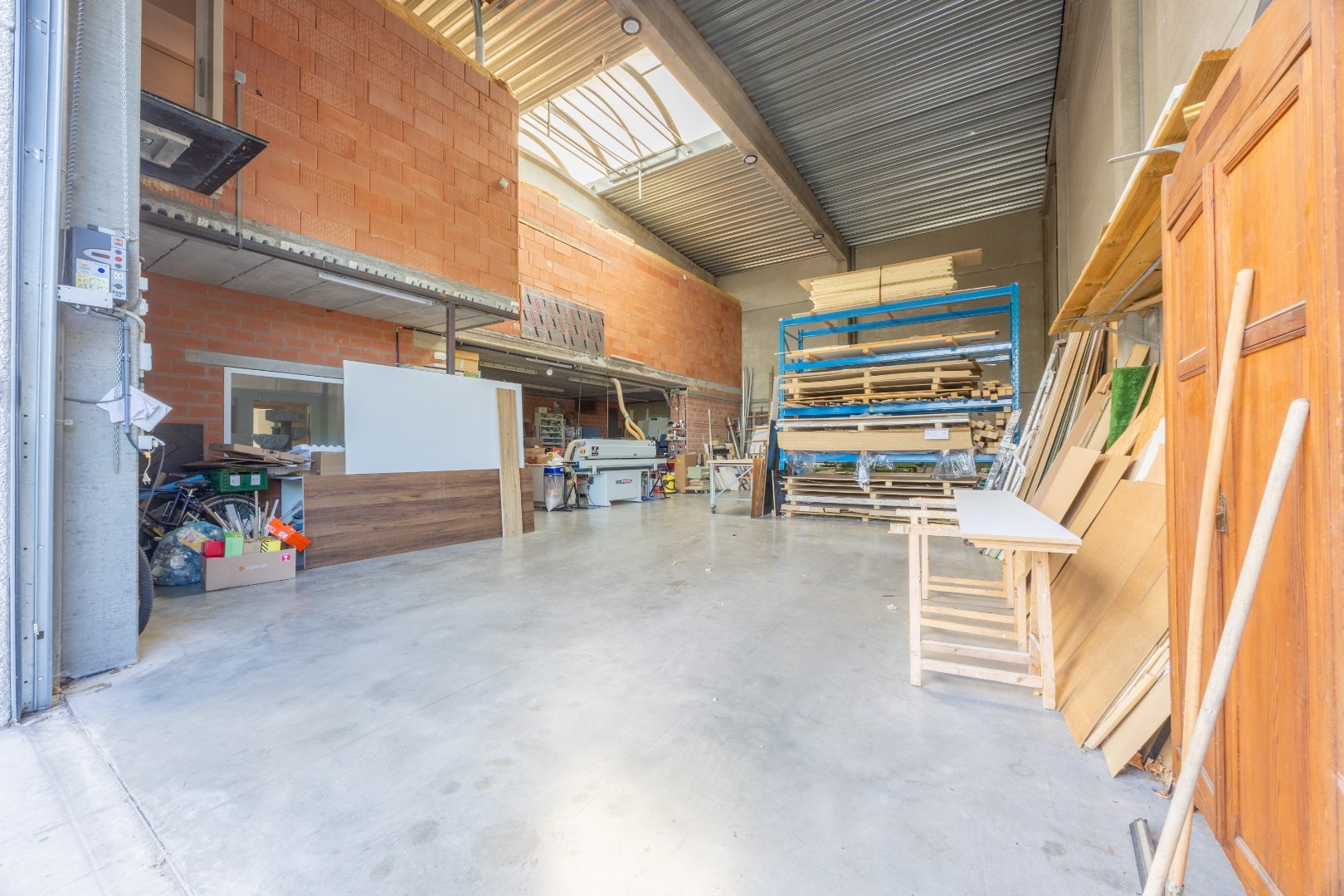 Entrepôt spacieux avec appartement de luxe - un cas unique dans la zone industrielle - photo 3