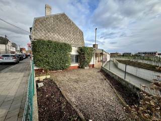 Dit te renoveren huis kan u terugvinden in de Wolfabriekstraat 24 te 9700 Oudenaarde, in een rustige buurt met een goede verbinding richting centrum Oudenaarde en Ronse. Indeling woning: Inkom, salon, leefruimte, keuken, hal, ruime berging , badkamer en garage met automatische poort. Op de verdieping zijn er 2 Slaapkamers. De woning beschikt ook over een klein tuintje (die kan uitgebreid worden) en overdekt terras. <br /><br />Ideaal renovatie project, toffe buurt en veel potentieel! <br />EPC: F<br />Interesse? Contacteer JENS 0488 98 13 30 of jens@immoboss.be 