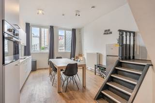 Welkom in deze ruime, instapklare en recent gerenoveerde duplex in de Sint‑Maartenstraat. Met zijn 110 m² en slimme indeling voelt dit appartement aan als een volwaardige woning midden in de stad. De leefruimte is bijzonder gezellig en sluit naadloos aan op de keuken. Dit zorgt voor een aangename woonflow.<br />De woning beschikt over drie slaapkamers verdeeld over twee niveaus. Dankzij de twee badkamers is dit appartement ideaal voor gezinnen, logees of studenten die extra comfort waarderen.<br />Met een EPC B woon je hier energiezuinig en toekomstgericht.<br />De ligging is een absolute troef: de inkom bevindt zich in een rustige straat terwijl de voorkant van het appartement uitgeeft op de levendige Diestsestraat.<br />Je woont hier in het hart van de stad, vlak bij winkels, scholen en openbaar vervoer. Een strategische locatie die zowel voor eigen bewoning als investering bijzonder aantrekkelijk is.<br />Boek zelf een bezoek via onze website of bel Philippe op 0470/308.563