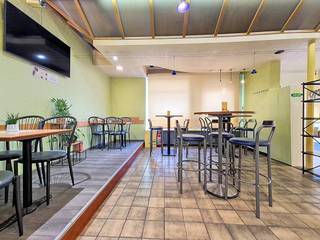 Dit instapklaar handelspand (ca. 149 m²) te huur is gelegen op een uiterst zichtbare toplocatie aan het UZ Gent, langs een van de belangrijkste invalswegen van de stad. De constante stroom van voorbijgaand verkeer, gecombineerd met de nabijheid van het ziekenhuis, zorgt voor een breed en divers klantenpubliek.Het pand is vlot bereikbaar met de auto en bevindt zich op wandelafstand van verschillende tram- en bushaltes. De directe omgeving is levendig en bestaat uit een mix van woonwijken, handelszaken en studentenvoorzieningen, wat de commerciële aantrekkingskracht nog versterkt.Daarnaast is er de mogelijkheid om, tegen een meerprijs, een garage bij te huren die rechtstreeks aan het pand grenst.Oppervlakte:- Handelspand (gelijkvloers): ca. 149 m²- Opslagruimte (1ste verdieping): ca. 100 m²Specificaties:- Sanitair- Warmtepomp (verwarming en koeling)- Tegelvloer- Alarmsysteem- Aparte tellers- Mogelijkheid tot het bijhuren van de keukeninstallaties en meubelsBeschikbaarheid:Te bespreken.Hebt u interesse in dit handelspand te huur nabij het UZ Gent? Neem zeker contact op via 09 245 35 35 of business.gent@dewaele.com.