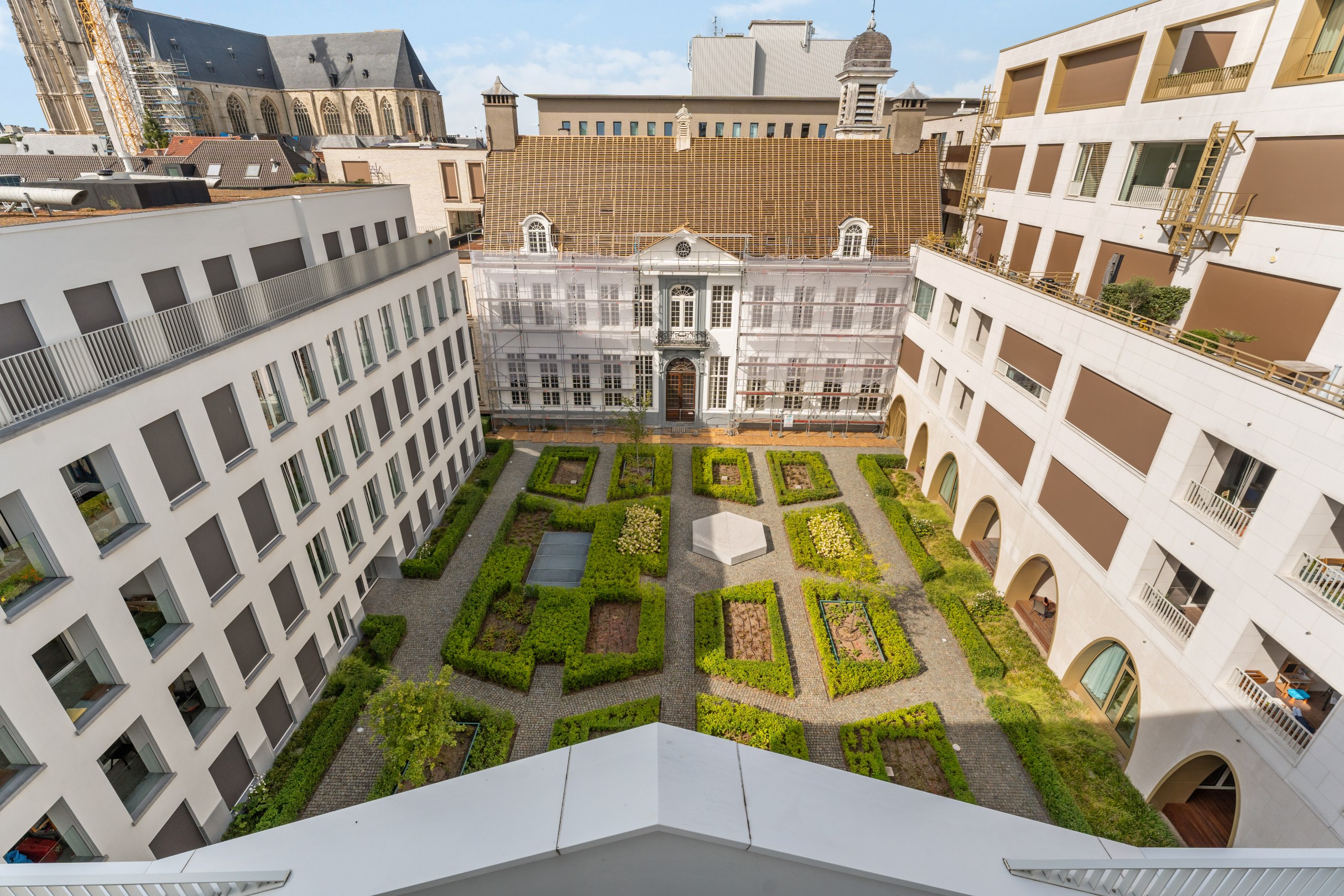 Luxury penthouse with spacious terrace and 3 indoor garages - photo 1