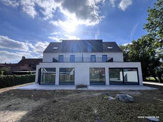 Appartement gelegen op de gelijkvloerse verdieping bestaande uit: inkomhal met toilet, ingerichte badkamer met inloopdouche en dubbele spoelbak, woonkamer - salon met ingerichte keuken, nachthal en 2 slaapkamers.<br /><br />Terras met tuin.<br /><br />Vloerverwarming met warmtepomp en zonnepanelen.<br /><br />Gemeenschappelijke fietsenstalling en tuin.<br /><br />Mogelijkheid tot huren van een garage (50€) en/of staanplaats (25€).<br /><br />Beschikbaar vanaf 15 juli 2026.