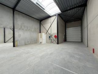 Deze nieuwbouw KMO Unit is 320m<sup>2 </sup>en is ideaal gelegen in het bedrijvenpark Kunstdal te Eeklo. <br /><br />De unit is geconstrueerd uit geïsoleerde betonnen sandwichpanelen, geïsoleerde steeldeck en beschikt over een gepolierde betonvloer. <br /><br />Daarnaast beschikt de unit exclusief over 3 overdekte staanplaatsen die eventueel kunnen gebruikt worden als buitenopslag. <br /><br />Er is een aparte inkom, apart sanitair, drijfkracht, zonnepanelen, led verlichting en een sectionale poort voorzien.<br /><br />Onroerende voorheffing ten laste van de huurder, maar er zijn geen syndicus kosten. <br /><br />Wenst u meer informatie of wilt u een bezoek inplannen?<br /><strong>Contacteer Henry Van Tornhout via henry@kmovastgoed.be of +32 474 13 37 93</strong>
