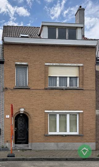 Deze woning is gelegen te Bredene en bestaat uit: inkomhal - keuken - kelder - living - berging - wasplaats - toilet - terras - tuin - 4 slaapkamers - badkamer - zolder. <br /><br />Troeven van deze woning: <br />- ideale ligging <br />- toilet op het gelijkvloers en op 1ste verdieping <br />- doucheruimte en sauna op verdiep 2. <br />- terras en tuin. <br /><br />Neem contact met ons op voor een bezoek aan deze woning.
