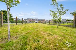 Exclusief te koop bij Access Estate – Instapklare, energiezuinige woning met royale tuin en garagebox. <br /><br />BEZOEKDAG DONDERDAG 22 OKTOBER - AFSPRAAK!<br />Plan uw bezoek via sms of WhatsApp op 0475 92 30 35.<br /><br />Deze prachtig gerenoveerde woning in Wichelen combineert ruimte, comfort en energiezuinigheid op een perceel van 742 m². De absolute blikvanger is de diepe, zonnige tuin met open uitzicht, aangelegd terras en achteraan toegang tot de aparte garagebox. Er is tevens een zijingang met berging voor fietsen en andere meer te plaatsten.<br /><br />Binnen geniet u van een lichtrijke leefruimte, een volledig uitgeruste keuken met zicht op de tuin, en een eveneens vernieuwde kelder en een apart gastentoilet. Op de verdiepingen bevinden zich 4 slaapkamers en 2 bad-/douchekamers met toiletten.<br /><br />Troeven:<br />✔ Heel dure en kwalitatieve totaalrenovatie!<br />✔ Instapklaar en uitstekend onderhouden!<br />✔ EPC-label C<br />✔ Elektrische keuring conform!<br />✔ Asbestveilig!<br />✔ Aparte garagebox! Mogelijkheid om bij aan te kopen!<br />✔ Vernieuwde kelder met garantie<br />✔ Volledig omheinde tuin!<br />✔ Regenwaterput<br />✔ Parkeergelegenheid/toegang achter aan de tuin voor 1 wagen!<br /><br />Dankzij de centrale ligging bevinden winkels, scholen, openbaar vervoer en het station zich op korte afstand.Dit pand heeft een ideale ligging tussen Gent en Aalst/Brussel!<br /><br />Een ideale gezinswoning met een uitzonderlijke tuinbeleving. Plan vandaag nog uw bezoek!
