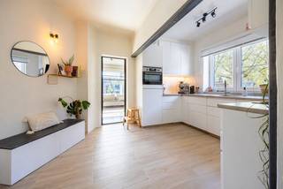 Bent u op zoek naar een mooi, lichtrijk en gerenoveerd appartement (87m²) met 2 slaapkamers? En dit met een garagebox met een grote oprit? Dan stellen wij graag dit appartement op de eerste verdieping (zonder lift) in een klein gebouw aan u voor!<br /><br />Indeling<br />U komt binnen in de inkomhal met vestiairehoek en die samenvloeit met de gerenoveerde keuken. De recent compleet gerenoveerde keuken is voorzien van alle toestellen voor het alledaagse en hedendaagse comfort. Vooraan is er de woonkamer van 31m² die dankzij de hoekligging een overvloed heeft aan licht. Verder zijn er twee slaapkamers van 12,5m² en 15m². De badkamer met inloopdouche, enkele spoelbak, handdoekradiator en toilet werd eveneens compleet gerenoveerd. <br /><br />Ruime garagebox met oprit voor 2 wagens mee aan te kopen aan €37.500 (exclusief van de vraagprijs).<br /><br />Algemene lasten: €220/maand voor minuterie, algemeen onderhoud (poetsen), blokpolis en grotendeels reservefonds.<br /><br />Ligging<br />Het appartement is gelegen in de zeer gegeerde Groenenhoek in Berchem. Kortom gelegen in een gekende bruisende buurt, op wandelafstand van winkels en omringd door gezellige restaurants en terrasjes. Hier geniet u van het beste van het stadsleven, gecombineerd met het comfort van een volledig gerenoveerd appartement. Openbaar vervoer en verbindingswegen bevinden zich op een boogscheut van het appartement. Kortom alles binnen handbereik! <br /><br />Pluspunten<br />- Aantrekkelijke EPC (energielabel B) dankzij dakisolatie, gevelisolatie (voor en achter) en overal dubbele beglazing.<br />- Unieke indeling met veel lichtinval<br />- Privatieve kelderbergingen aanwezig <br />- Gerenoveerd<br />- Top locatie in Berchem<br />- Elektrische keuring is conform<br />- Garage en oprit voor meerdere wagens<br /><br />Voor meer informatie of een bezichtiging kan u One vastgoed steeds bereiken op volgend nummer 03 360 85 30.