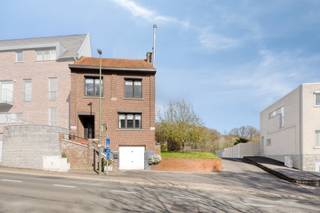 <h2>Te renoveren halfopen bebouwing op 8a22 in hartje Pellenberg</h2><p><strong>In het centrum van Pellenberg ligt deze te renoveren woning op een perceel van 8a22, op korte afstand van alle noodzakelijke voorzieningen en op slechts 7 km van Leuven.</strong></p><p></p><p><em>Heb je interesse en wil jij als eerste de kans grijpen om jouw droomwoning te ontdekken? We trappen onze verkoop af met een </em><strong><em>exclusieve “Avant-Première” op dinsdag 26/05 - woensdag 27/05 - donderdag 28/05</em></strong><em>. Plan nu jouw bezoek via de ‘Plan jouw bezoek’ knop. De richtprijs bedraagt 285.000 euro. De biedingstermijn loopt tot en met (datum). Bekijk hieronder het Avant-première reglement.</em></p><p></p><p>De inkomhal met ruimte voor een vestiaire biedt toegang tot de leefruimte met open keuken en het toilet.<br />Op de eerste verdieping bevinden zich de nachthal, de badkamer en twee ruime slaapkamers.<br />De zolderverdieping is bereikbaar via een vaste trap, waardoor het inrichten van een extra slaapkamer tot de mogelijkheden behoort.<br />De woning is onderkelderd en beschikt over een inpandige garage. Achter de woning bevinden zich een terras, tuintje, een atelier met loods en een carport.</p><p></p><p>Technisch gezien dient u rekening te houden met een EPC-score van 574 kWh/m²/jaar (label F), wat een renovatieverplichting met zich meebrengt. De elektriciteit is niet conform en het asbestattest vermeldt de aanwezigheid van één asbestmateriaal.</p><p></p><p>De ligging is praktisch met de lagere school, winkels en het openbaar vervoer op wandelafstand, terwijl ook de oprit van de E40 vlot bereikbaar is binnen 15 minuten. Ook een heel makkelijke verbinding naar het centrum van Lubbeek en Leuven bevindt zich op fietsafstand (7 km).</p><p></p><p><strong><em>Neem contact met ons op voor een bezoek ter plaatse om de renovatiemogelijkheden te bespreken.</em></strong></p>