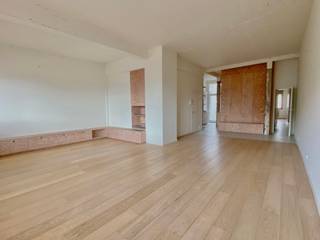 Exclusief appartement op de 7de verdieping met stadszicht, gelegen aan de Frankrijklei, hartje Antwerpen.<br /><br />Dit lichtrijke appartement van ca 113 m² (cfr. EPC) combineert comfort en elegantie met een tijdloze afwerking. Bij binnenkomst valt meteen het royale ruimtegevoel op. De ingemaakte kasten zorgen voor eenheid en praktische opbergruimte.<br /><br />De leefruimte is afgewerkt met een klassieke parketvloer die met zorg werd gerenoveerd. Deze vormt een mooi contrast met de ruw behouden balken en het betonnen plafond, wat het appartement een industrieel loftgevoel geeft. De strak vormgegeven keuken combineert witte kasten met warme houten accenten en hoogwaardige geïntegreerde toestellen. Dankzij de hoge raampartijen geniet de ruimte van veel natuurlijk licht en een stijlvolle, hedendaagse uitstraling.<br /><br />De masterbedroom bevindt zich aan de achterzijde en geniet van veel licht en een mooi uitzicht. Aansluitend is er een ruime dressingkast. De badkamer is uitgerust met een inloopdouche, lavabo en meubel, met voorziening voor wasmachine en droogautomaat.<br /><br />De tweede kamer grenst aan de keuken en het balkon en is ingericht met een ingebouwd bureaumeubel en opbergkasten.<br /><br />Apart toilet.<br /><br />Gemeenschappelijke lasten: 110 Euro per maand. <br />Provisie: 140 Euro per maand voor verwarming en water.<br />De nutsvoorzieningen gas en elektriciteit zijn privé op te nemen door de huurder. <br /><br />Beschikbaar vanaf 1 juni 2026.