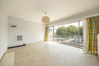 <p><span>Located at Alfons De Cockplein 7, this pleasant 86 m² apartment offers spacious living areas, excellent natural light and a very good overall condition. Upon entering, you will find a large entrance hall of approximately 10 m², providing a comfortable welcome and plenty of practical space.</span></p>
<p><span>The apartment features two spacious bedrooms of 13 m² each, offering enough room for a comfortable master bedroom, children's room or even a home office, depending on your needs.</span></p>
<p><span>The particularly spacious living room is the heart of the apartment. Thanks to the large windows, the room benefits from an abundance of natural light throughout the day and provides a pleasant sense of space. The living area also opens onto a lovely terrace with a beautiful view, perfect for enjoying your morning coffee, relaxing after a long day or simply making the most of sunny days.</span></p>
<p><span>The apartment also includes a functional shower room and a separate toilet, providing additional comfort and practicality for everyday living.</span></p>
<p><span>The property is in very good overall condition and has an EPC rating of B, ensuring good energy performance. Another significant advantage is the absence of common building charges, helping to keep monthly expenses low and providing an attractive benefit for the future owner.</span></p>
<p><span>With its 86 m² of living space, two 13 m² bedrooms, spacious 10 m² entrance hall, large and bright living room, generous windows, lovely terrace with a beautiful view, EPC rating B and no common charges, this apartment represents an excellent opportunity for a first-time buyer, a family or an investor.</span></p>
<p><span>For more information or to arrange a viewing, please do not hesitate to contact us.</span></p>
<p><span>Century 21 Home Sweet Home</span></p>