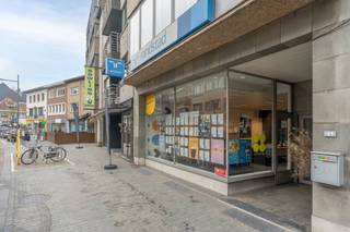 Centraal gelegen handelszaak op ideale locatie te Mol.Beschikbaar: onmiddellijkBezoek aanvragen kan via deze link:...