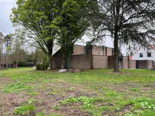 <div>Deze deels op te frissen voormalige dokterswoning op commerciële ligging met ruime tuin is ideaal voor een groot gezin en/of praktrijk. De woning heeft een bewoonbare oppervlakte van zo'n 500m² en een perceeloppervlakte van 40a 67ca (met een straatbreedte van 40m).</div><div> </div><div>De ruime woning omvat op het gelijkvloers een ruime inkomhal met gastentoilet en vestiaire, een driedelige woonkamer met zicht op binnen- en buitentuin, een ingerichte keuken, een eetkamer met zicht op de buitentuin, toilet, nachthal met toilet, een ruime masterbedroom met eigen toilet, 2 dressings en een in te richten badkamer, 2 kinderkamers met ingemaakte kasten en tussen deze kamers een douchekamer, een speelkamer (ingericht als homecinema), een wasplaats, 2 bergingen een inpandige garage.</div><div>Op het verdiep is er een leeshoek bij de trappenhal, een groot bureel, nachthal met toilet, 2 grote slaapkamers en 2 kinderkamers met ingemaakte kasten, een ruime op te frissen badkamer en een in te richten kinderbadkamer.</div><div>Verder is er nog een kelderberging.</div><div>De tuin is voorzien van een carport en waarbij deze grote tuin verder dient aangelegd te worden.</div><div> </div><div>Volgens de richtlijn van de stad Turnhout is er een ontwikkelingsmogelijkheid eventueel mogelijk, namelijk 2 wooneenheden met voldoende groenruimte.</div>