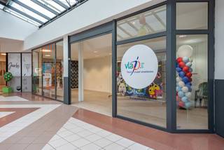 In het centrum van Kapellen in de Shopping Promenade kan u deze showroom/handelsruimte met grote etalage terugvinden tussen Cocorico tearoom en CDKN . De bruikbare oppervlakte is minimum 73m² maar kan uitgebreid worden met het naastgelegen pand tot 123m². De huurprijs bedraagt 200€/m² exclusief kosten.
Wenst u meer informatie en/of een bezichtiging?
Contacteer ons 03/568.03.03 of info@vastgoed03.be.