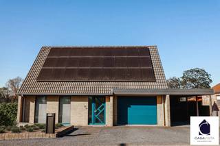 EIGENTIJDSE VILLA MET RUSTGEVENDE TUIN EN LANDELIJKE OMGEVING. In het voormalige Tollembeek, nu Pajottegem vind je deze charmante familiewoning met veel uitstraling. De woning dateert van bouwjaar 2000 maar werd inmiddels verbeterd tot een eigentijdse topper met een geruststellende toekomst. Ze werd ook groter door het sluiten van het voormalige terras/veranda. Het perceel werd destijds helemaal vlak gemaakt door aanvulgrond zodat je een stuk hoger zit dan de aangrenzende velden. Een zalig gevoel. Indeling : gelijkvloers met links toegang tot de leefruimte en rechts tot de garage. Een gastentoilet en trap naar de bovenverdieping maakt het de inkomhal compleet. De leefruimte is 1 lang geheel bestaande uit zit en eethoek en met een aangename veelvuldige lichtinval langs alle zijden. Je wordt meegetrokken naar de perfect aangelegde tuin en de aangrenzende velden met weids uitzicht. De keuken is deels geïntegreerd in de leefruimte maar werd uitgebreid met diverse kasten en werkruimte in het voormalige bureel. Dan nog de inpandige garage met ook buiten als extra een carport. Eerste verdieping met een majestueuze master bedroom, gekoppeld aan de badkamer. Dan nog twee slaapkamers. Buitenruimte is een aangelegde tuin met compact en verwarmd (via warmtepomp) zwembad, grenzend aan het luxueuze tuingebouw die een buitenkeuken en diverse bergingen bevat. Op alle vlakken uitermate goed verzorgd en zonder directe toekomstkosten. EPC optimaal : 155kWh..level B, elektriciteit conform en geen asbest. Verwarming via gaswandketel en ook deels via de luxe gashaard in de zithoek. Een topper in haar soort en dè oplossing voor het groeiend gezin die nood heeft aan een hoge leefkwaliteit en vakantiegevoel bij het thuiskomen na de werkdag. Verneem meer van vastgoedmakelaar Cedric tijdens een begeleid bezoek. Bel naar zijn team voor een bezoek : 054412500