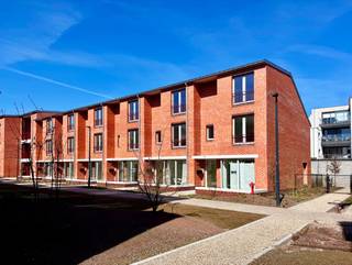 Deze hedendaagse stadswoning in Hof Berlamuze werd zorgvuldig ontworpen met oog voor detail, architectuur en wooncomfort.<br />Hoogwaardige afwerkingen, een doordachte indeling en grote raampartijen zorgen voor een aangename en lichtrijke leefomgeving, met een mooi contact met het groen rondom.<br /><br />Met een prijs vanaf € 575.000 biedt deze woning een aantrekkelijke combinatie van comfort, kwaliteit en tijdloze architectuur. Ideaal voor wie op zoek is naar een duurzame en stijlvolle thuis in de stad.<br /><br />De architectuur van de woning sluit harmonieus aan bij haar omgeving. Het gebruik van natuursteen en karaktervolle bakstenen, geïnspireerd op de historische gebouwen van de Berlarij, geeft de woning een warme en authentieke uitstraling, zonder in te boeten aan moderniteit.<br /><br />Dankzij de centrale ligging in de binnenstad van Lier bevinden de Grote Markt, het Zimmerplein, winkelstraten en het stadspark zich op wandelafstand. Ook scholen, horeca, supermarkten en groenvoorzieningen liggen in de directe omgeving, wat zorgt voor een levendige en aangename wooncontext.<br /><br />Deze stadswoning is de perfecte match voor wie modern wooncomfort wil combineren met karakter, rust en een uitstekende bereikbaarheid.<br /><br />Interesse of wens je meer informatie?<br />Contacteer ons vrijblijvend via 03 337 50 70.