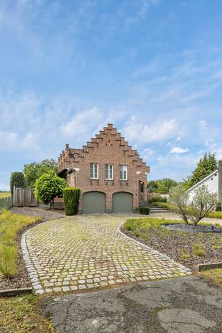 <p>Op wandelafstand van het centrum van Denderleeuw en Iddergem en dit op een gunstige locatie met vlotte verbinding richting de Expresweg (Richting Aalst, Gent en Brussel) bevindt zich deze instapklare villa met een<strong> bewoonbare oppervlakte van maar liefst 350m² én op een perceel van 1516m²</strong>. Het pand dateert van 1985 en werd<strong> in 2020 grondig gerenoveerd</strong>, waardoor het zich vandaag instapklaar aanbiedt met oog voor detail en gebruik van kwalitatieve materialen. De woning telt<strong> zes slaapkamers en twee badkamers</strong>, wat haar bijzonder geschikt maakt voor een groot (nieuw samengesteld) gezin of wie nood heeft aan extra ruimte om te werken of voor polyvalente doeleinden.</p><p><strong>De indeling is doordacht en functioneel</strong>. Binnenkomen doen we in de inkomhal waar zich de gastentoilet bevindt. Verder vinden we de lichtrijke leefruimte met prachtig zicht op de volledig afgewerkte tuin, met aanpalende de open- volledig geïnstalleerde keuken. Op deze verdieping vinden we nog een berging terug (naast de keuken), een slaapkamer en een ruime bureauruimte (die meegerekend is bij de slaapkamers). Op de eerste verdieping vinden we de overige slaapkamers terug, een apart toilet en de volledig - hoofwaardig afgewerkte badkamer. Via de eerste verdieping bereikt men de zolder met een vaste trap, dewelke op dit moment niet is ingericht.</p><p>Buiten geniet u van een <strong>zongerichte tuin en terras met zuidoriëntatie</strong>, ideaal voor wie langere avonden buiten wil doorbrengen. Op het perceel is plaats voor meerdere wagens op de buitenparking alsook een inpandige garage voor twee wagens.</p><p>De woning beschikt eveneens over een grote kelder.</p><p>Extra pluspunten even op een rijtje: hoogrendementsbeglazing, PVC-raamprofielen, verwarming d.m.v. gascondensatieketel met radiotoren, 18 zonnepanelen, waterontharder, conforme elektriciteit, goed onderhouden, gunstige locatie, laadpaal.</p><p><strong>De ligging aan een invalsweg nabij het centrum van Iddergem en Denderleeuw combineert rust met bereikbaarheid</strong>: winkels, scholen, een sportcentrum, het station en het openbaar vervoer bevindt zich allemaal op wandel- of fietsafstand, terwijl de aansluiting op de snelweg vlot verloopt. Een zeldzame combinatie van ruimte, ligging en technische kwaliteit.</p><p>Interesse om deze villa persoonlijk te bezichtigen? Neem gerust contact op!</p>