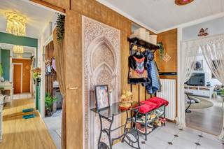 <p>Op zoek naar een gezellige bungalow in een rustige omgeving?</p><p>Topo Immo biedt u deze gezellige bungalow op <strong>een perceel van 4 a 93 ca</strong> gelegen op <strong>een rustige locatie</strong>, en toch <strong>nabij de verbindingsweg Ninove - Brussel</strong>. Via<strong> de inkomhal </strong>komt u in<strong> de gezellige woonkamer</strong>, die aansluit op <strong>de aparte keuken</strong>. Verder beschikt de woning over<strong> twee comfortabele slaapkamers </strong>en <strong>een badkamer, volledig vernieuwd in 2023 en uitgerust met een moderne inloopdouche.</strong></p><p><strong>De praktische garage</strong> biedt niet alleen plaats voor een wagen, maar beschikt ook over een handige opbergruimte.</p><p>De absolute troef van deze woning is<strong> de supergezellige veranda</strong>, waar u het hele jaar door kunt genieten. Vanuit de veranda heeft u<strong> rechtstreeks toegang tot het vernieuwde terras</strong> en <strong>de volledig afgesloten tuin</strong>, een heerlijke plek om in alle rust te ontspannen.</p><p>Tot slot beschikt de woning nog over<strong> een praktische oprit. Openbaar vervoer, winkels en scholen in de onmiddellijke omgeving. Maatregelenregister en stedenbouwkundige inlichtingen in aanvraag.</strong></p>