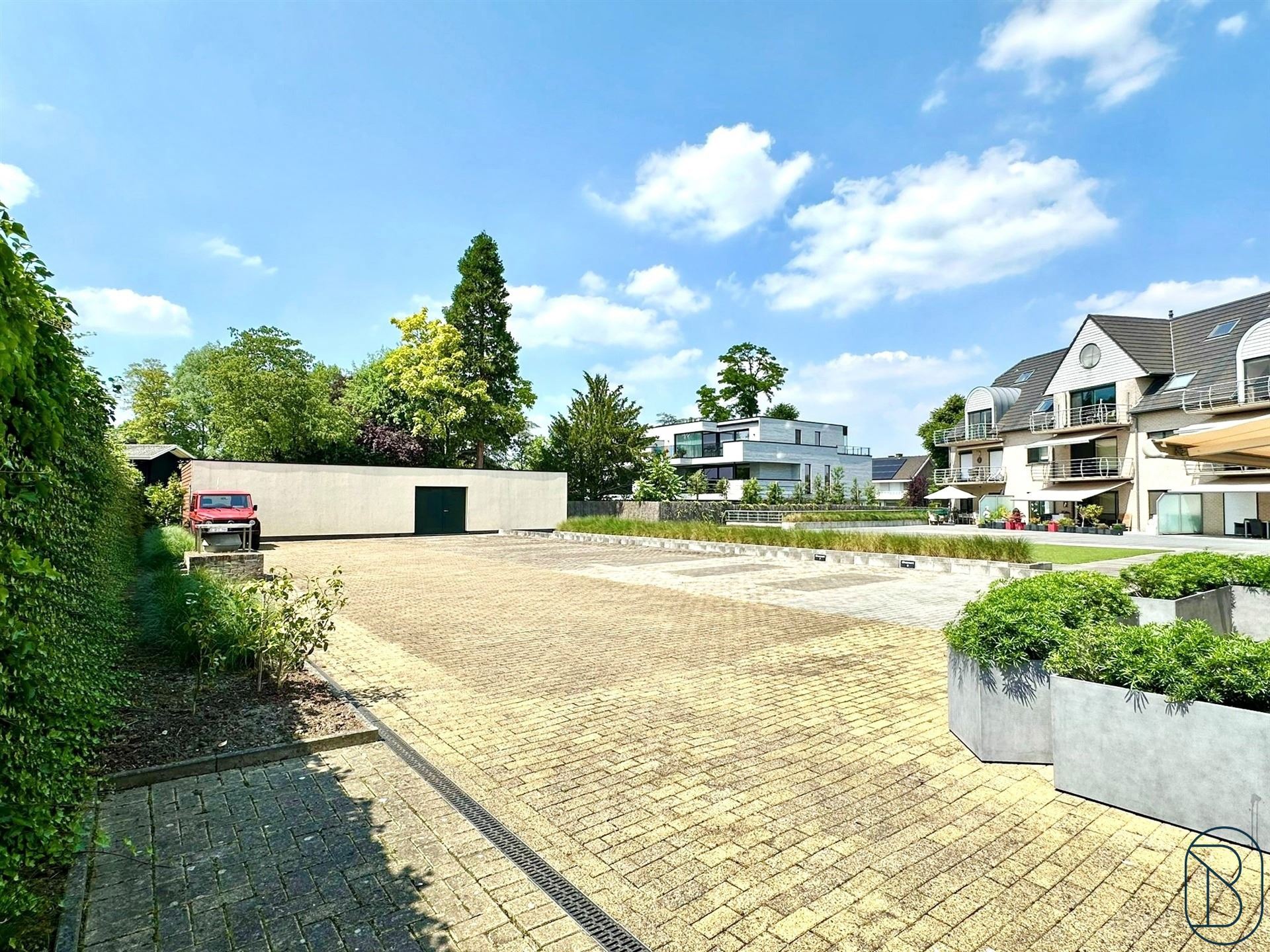 GOED GELEGEN BUITEN-PARKEERPLAATS, dichtbij het CENTRUM van WAREGEM! + 21% btw. Voor meer info: Immo Beguin: 0486/606.600