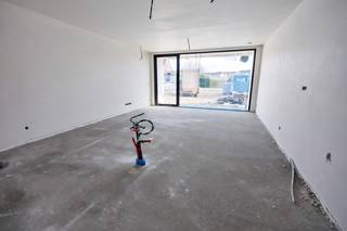 Dit gelijkvloers appartement is gelegen in een stijlvol en kleinschalig nieuwbouwproject (50% verkocht). Deze heeft een inkomhal, toilet,...